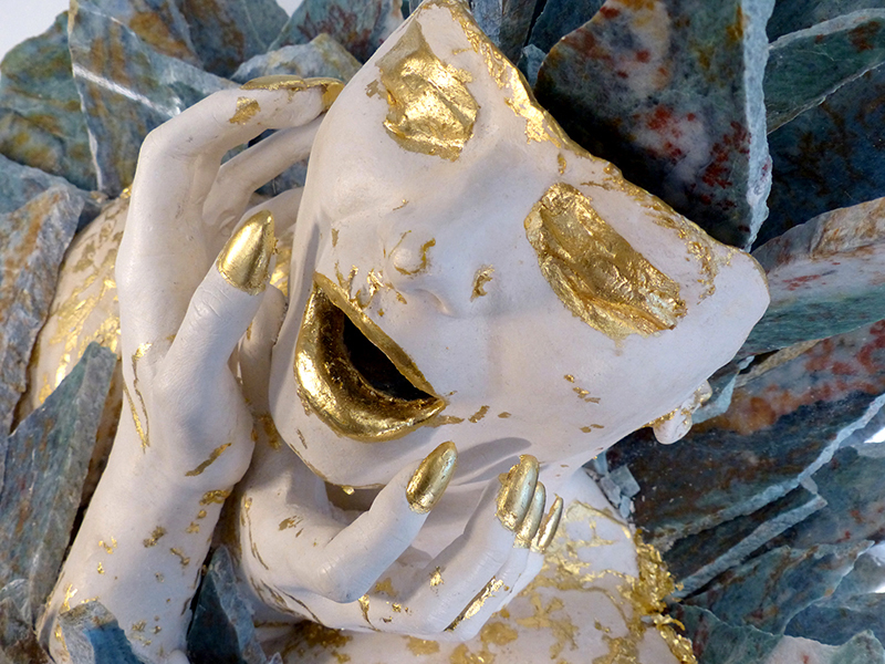 IZA, Isabelle Ardevol, femme artiste contemporain, sculpteure, sculptrice, Deuxieme Vague, sculpture de la serie En Terres Tourmentees, resine acrylique, quartzite bleu Louise et feuille d'or, 2020.
