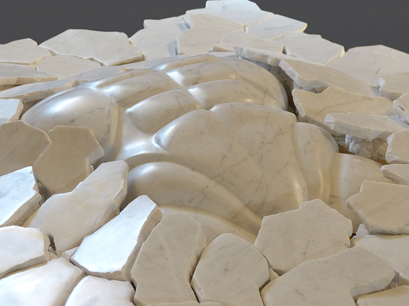 IZA, Isabelle Ardevol, femme artiste contemporain, sculpteure, sculptrice, art En-Terres Andalouses, serie En Terres confinees, marbre blanc de carrare - 2020