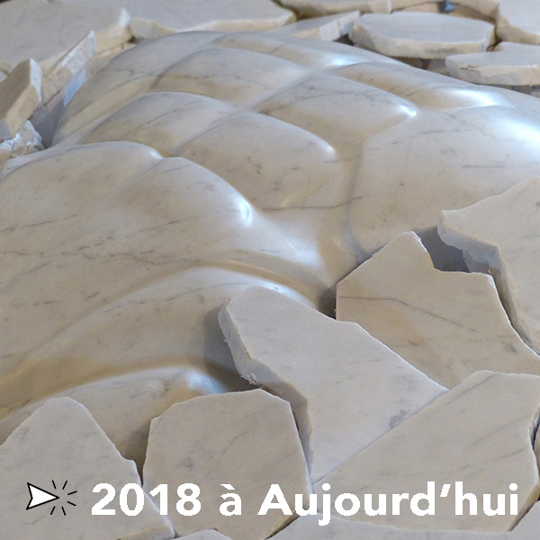 IZA, Isabelle Ardevol, femme artiste contemporain, sculpteure, sculptrice, art vers sculptures 2018-2023 en marbre, albatre et granit de la serie En-Terres Chaotiques, Le réchauffement climatique, l’impact de l’être humain sur la planète, et le mal-être de notre société sont ses inspirations - Sculpteure et art contemporain, Lausanne