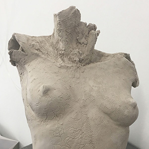 IZA - Isabelle Ardevol donne des cours de modelage en argile et de sculpture dans son atelier de Lausanne - sculptures d'eleves. Carole