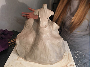 IZA - Isabelle Ardevol donne des cours de modelage en argile et de sculpture dans son atelier de Lausanne - sculptures d'eleves. Hazal