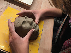 IZA - Isabelle Ardevol donne des cours de modelage en argile et de sculpture dans son atelier de Lausanne - sculptures d'eleves. Laure