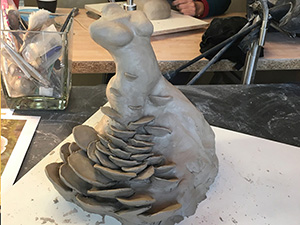 IZA - Isabelle Ardevol donne des cours de modelage en argile et de sculpture dans son atelier de Lausanne - sculptures d'eleves. Laure S.