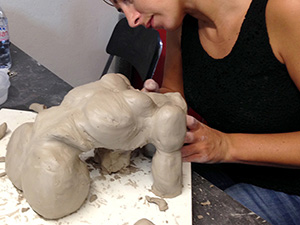 IZA - Isabelle Ardevol donne des cours de modelage en argile et de sculpture dans son atelier de Lausanne - sculptures d'eleves. Rhea B.