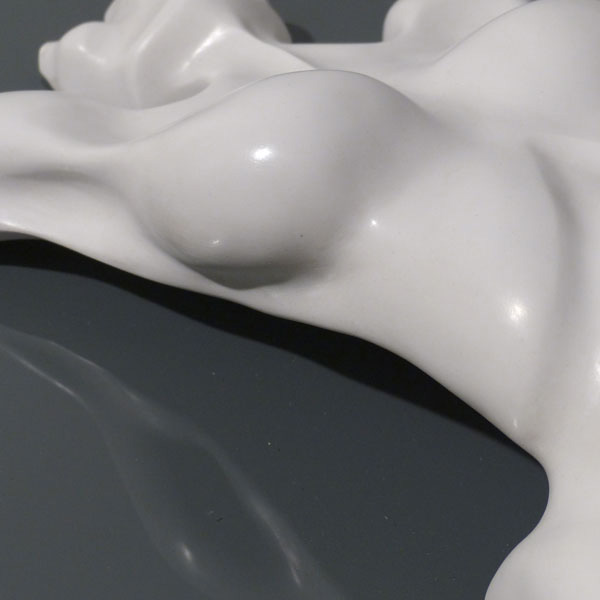 IZA, Isabelle Ardevol, femme artiste contemporain, sculpteure, sculptrice, art vers sculptures 2012-2017 en resine acrylique et poudre de marbre ou porcelaine de la serie Emergences.Le corps humain et ses emotions sont ses inspirations - Sculpteure et art contemporain, Lausanne