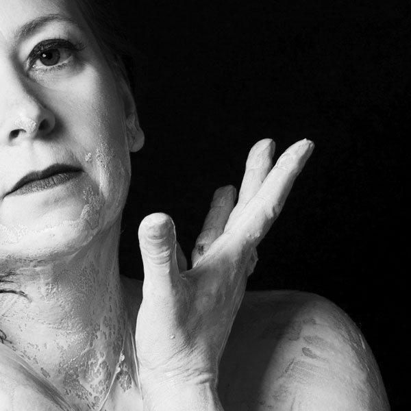 IZA, Isabelle Ardevol, femme artiste contemporain, sculpteure, sculptrice, art vers sa démarche artistique. Le réchauffement climatique, l’impact de l’être humain sur la planète, et le mal-être de notre société sont ses inspirations - Sculpteure et art contemporain, Lausanne