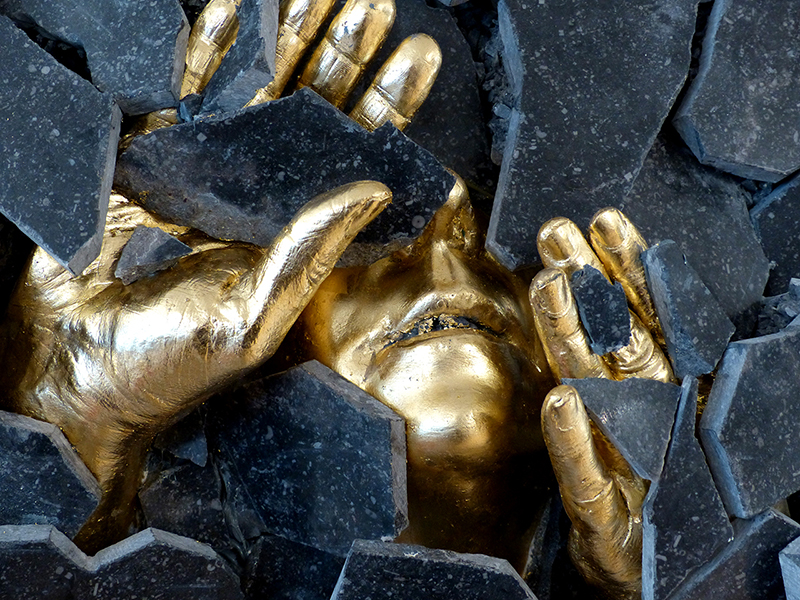 IZA, Isabelle Ardevol, femme artiste contemporain, sculpteure, sculptrice, art, Sculpture En-Terres Confinees, Granit noir, resine et feuille d'or 2020