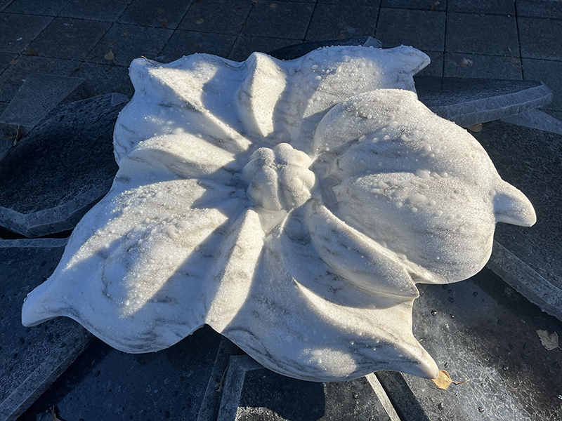 IZA, Isabelle Ardevol, femme sculpteure Jardin du Souvenir du village de Ferlens. - 2023, sous la neige.