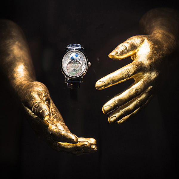 IZA - Isabelle Ardevol - Noulage de mains en resine dores a la feuille d'or. Exposition 2019 SIHH pour la marque horlogere Bovet