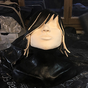 IZA - Isabelle Ardevol donne des cours de modelage en argile et de sculpture dans son atelier de Lausanne - sculptures d'eleves. Stephanie M.