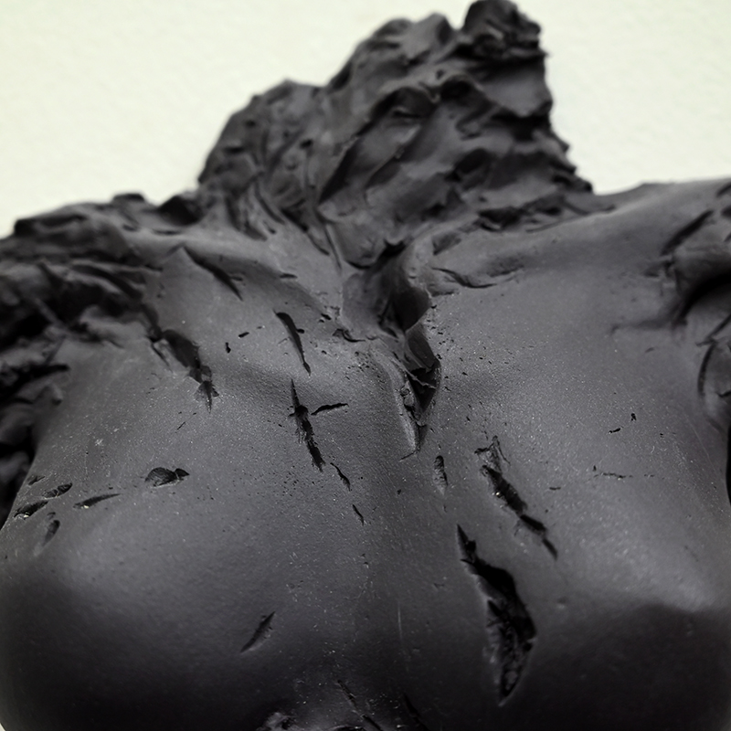 IZA, Isabelle Ardevol - Etats d'Ame, sculpture en porcelaine noire - vue de face - 2024