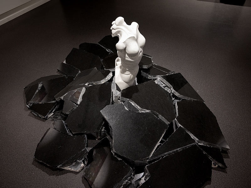 IZA, Isabelle Ardevol, femme artiste contemporain, sculpteure, sculptrice, art Bien Etrange sirene, serie En Terres chaotiques,  marbre blanc de carrare et granit recycle, 2022