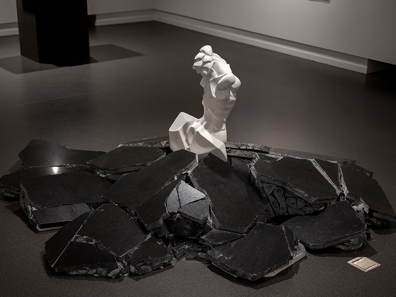 IZA, Isabelle Ardevol, femme artiste contemporain, sculpteure, sculptrice, art Bien Etrange sirene, serie En Terres chaotiques,  marbre blanc de carrare et granit recycle, 2022