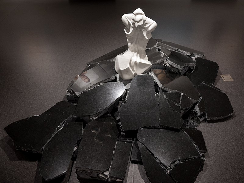 IZA, Isabelle Ardevol, femme artiste contemporain, sculpteure, sculptrice, art Bien Etrange sirene, serie En Terres chaotiques,  marbre blanc de carrare et granit recycle, 2022