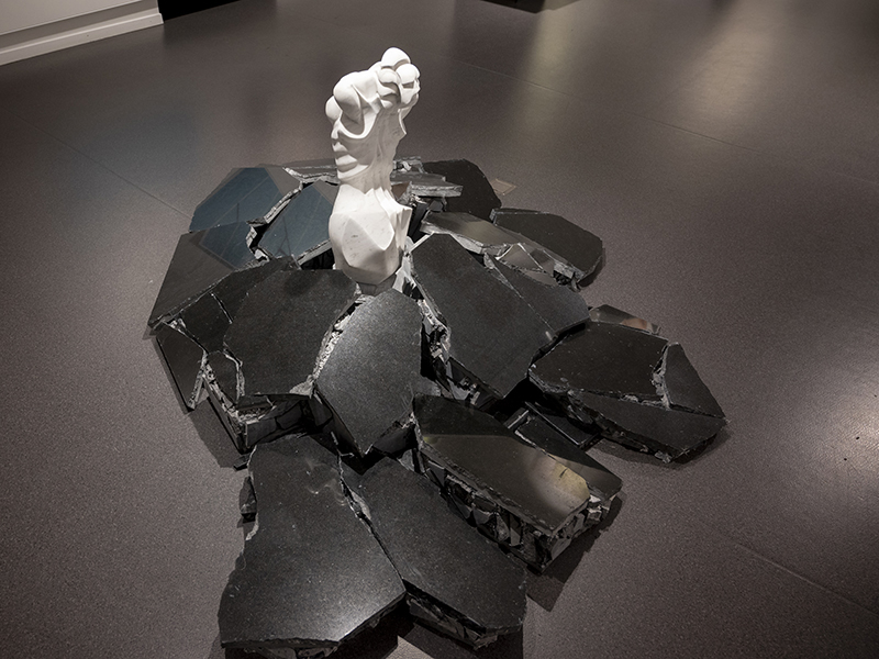 IZA, Isabelle Ardevol, femme artiste contemporain, sculpteure, sculptrice, art Bien Etrange sirene, serie En Terres chaotiques,  marbre blanc de carrare et granit recycle, 2022