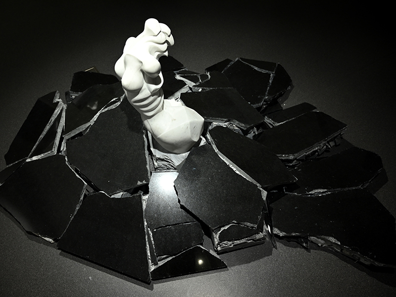 IZA, Isabelle Ardevol, femme artiste contemporain, sculpteure, sculptrice, art Bien Etrange sirene, serie En Terres chaotiques,  marbre blanc de carrare et granit recycle, 2022