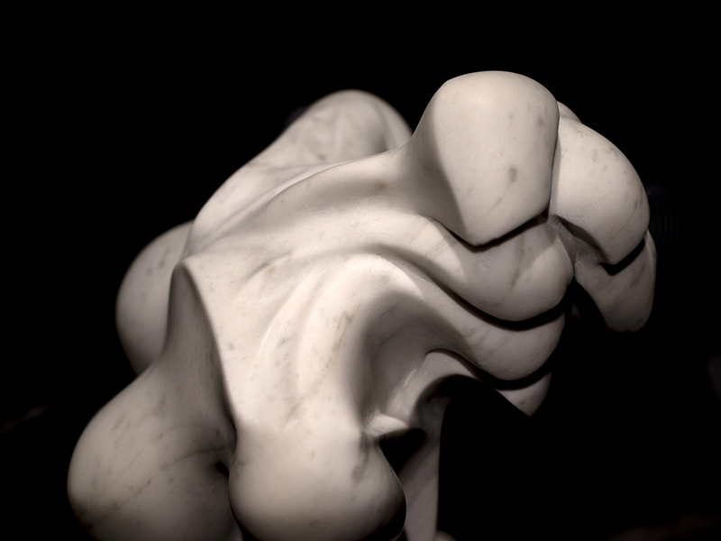IZA, Isabelle Ardevol, femme artiste contemporain, sculpteure, sculptrice, art Bien Etrange sirene, serie En Terres chaotiques,  marbre blanc de carrare et granit recycle, 2022